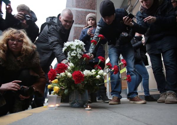 Residentes de San Petersburgo colocan flores cerca de la estación de metro Spasskaya - Sputnik Mundo