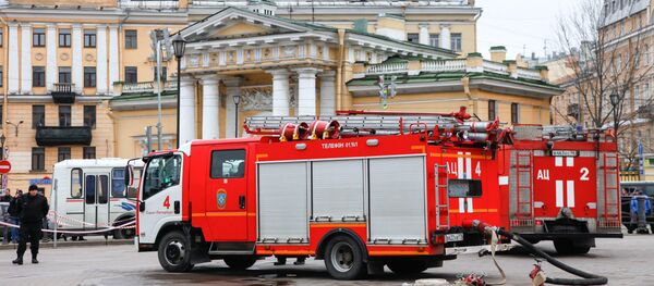 Los camiones de bomberos al lado de la estación Sennaya Ploschad del metro de San Petersburgo Los camiones de bomberos al lado de la estación Sennaya Ploschad del metro de San Petersburgo - Sputnik Mundo