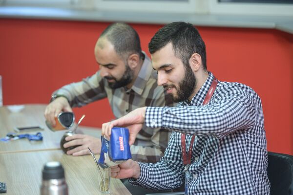 Mans Matni y Jhony Elias preparan un mate al estilo sirio - Sputnik Mundo