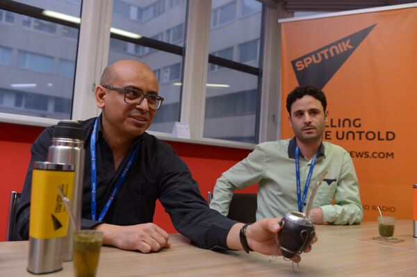 Javier Benítez ofrece un mate a sus colegas - Sputnik Mundo