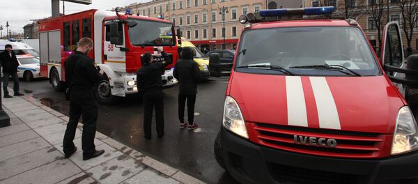 Los camiones de bomberos al lado de la estación Sennaya Ploschad del metro de San Petersburgo - Sputnik Mundo