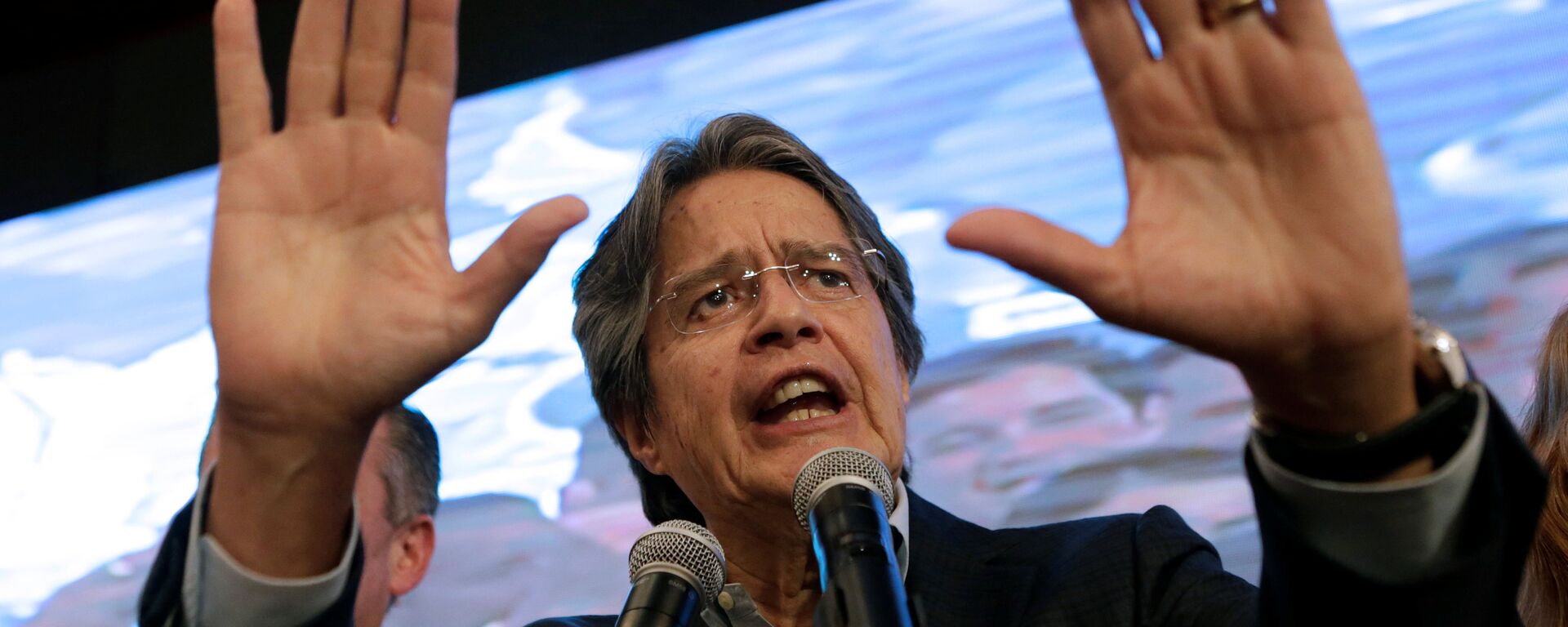 Ecuadorean presidential candidate Guillermo Lasso speaks while waiting for the results of the national election in a hotel in Guayaquil - Sputnik Mundo, 1920, 01.04.2021