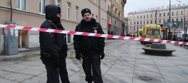 Policía rusa al lado de la estación Tejnologuicheski Institut del metro de San Petersburgo - Sputnik Mundo