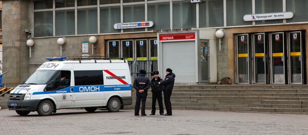 Los policías cerca de la estación del metro Sennaya Ploshad en San Petersburgo, donde se produjo una explosión - Sputnik Mundo