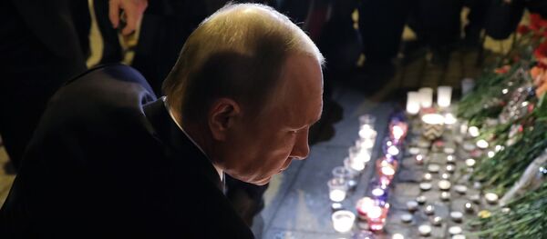 Президент РФ В. Путин возложил цветы у станции метро Технологический институт Президент РФ В. Путин возложил цветы у станции метро Технологический институт - Sputnik Mundo