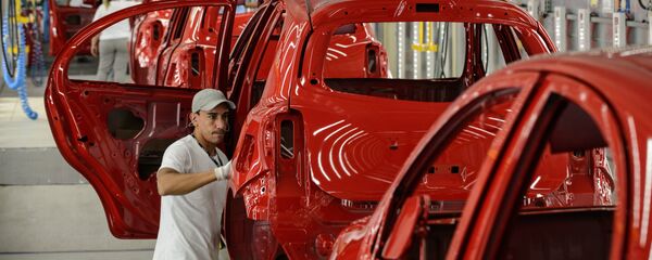 Workers check painted cars in the assembly line of the March and Versa models at Nissan's Industrial Complex in Resende, 160 km west of Rio de Janeiro, Brazil, on Februrary 3, 2015. The Nissan plant in Brazil will be able to produce 200,000 cars and utility vehicles per year. The company aims to achieve 5 percent of the market share by 2016 in Brazil, the fourth largest automotive market in the world.  - Sputnik Mundo