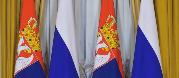 Banderas de Serbia y Rusia - Sputnik Mundo