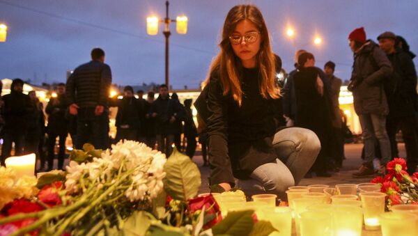 Homenaje a las víctimas de la tragedia en San Petersburgo - Sputnik Mundo