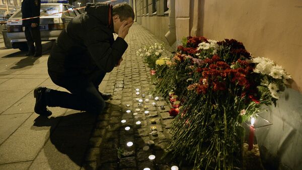 Мужчина у станции метро Технологический институт в Санкт-Петербурге - Sputnik Mundo