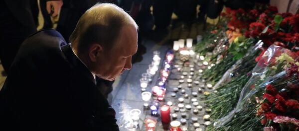 Президент России Владимир во время возложения цветов у станции метро Технологический институт в Санкт-Петербурге - Sputnik Mundo