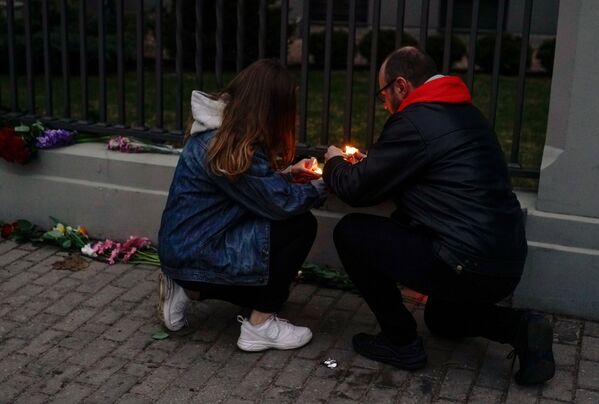 El mundo rinde homenaje a las víctimas del atentado de San Petersburgo - Sputnik Mundo