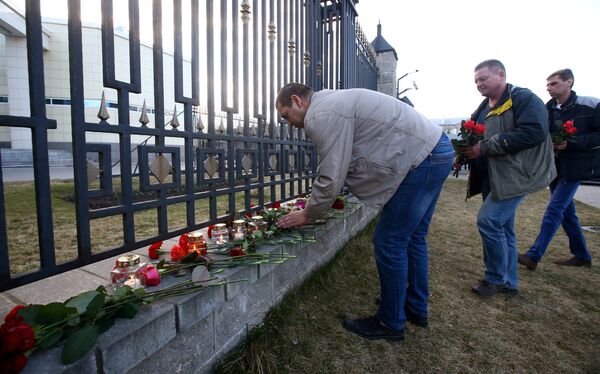 El mundo rinde homenaje a las víctimas del atentado de San Petersburgo - Sputnik Mundo