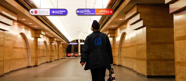 Una empleada del metro de San Petersburgo en la estación donde se produjo la explosión - Sputnik Mundo
