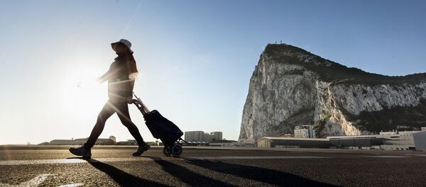 A woman walks on the Spanish side of the border between Spain and the British overseas territory of Gibraltar - Sputnik Mundo