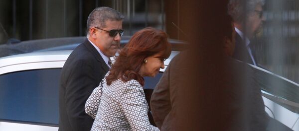 Argentina's former President Cristina Fernandez de Kirchner (C) arrives at court over accusations of bribery and money laundering, in Buenos Aires, Argentina March 7, 2017 - Sputnik Mundo