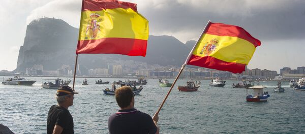 Hombres con banderas de España en la Bahía de Algeciras, cerca del territorio británico de Gibraltar (Archivo) - Sputnik Mundo