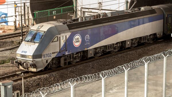 Un tren de Eurotunnel entra en un nuevo túnel de carga bajo el Canal de La Mancha Un tren de Eurotunnel entra en un nuevo túnel de carga bajo el Canal de La Mancha - Sputnik Mundo