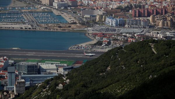 A British Airways aircraft takes off from Gibraltar International Airport in front of the Rock of the British overseas territory of Gibraltar, historically claimed by Spain, April 3, 2017 - Sputnik Mundo