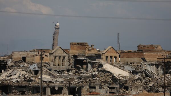 Al-Hadba minaret at the Grand Mosque is seen among destroyed buildings during combats between Iraqi forces and Islamic State in Mosul - Sputnik Mundo