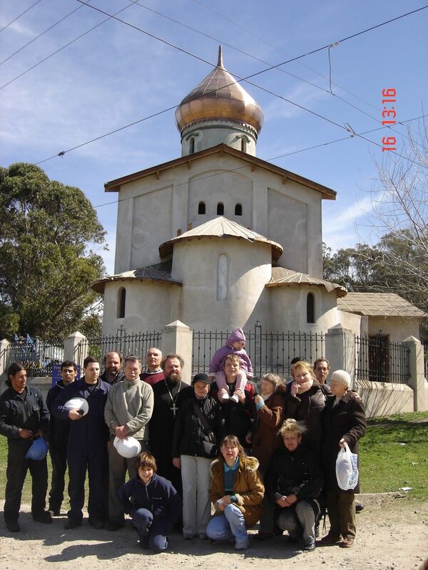 Miembros de la colectividad rusa de Mar del Plata posan frente a la Iglesia Ortodoxa Rusa Los Mártires Reales - Sputnik Mundo