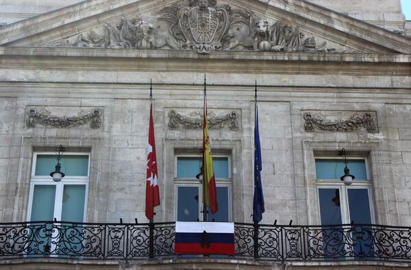 La Comunidad de Madrid coloca una bandera rusa con crespón negro en su sede La Comunidad de Madrid coloca una bandera rusa con crespón negro en su sede - Sputnik Mundo
