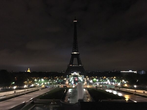 La torre Eiffel en Paris, apagada en solidaridad con las victimas del atentado en San Petersburgo - Sputnik Mundo