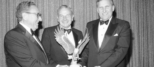 David Rockefeller, center, chairman of the Chase Manhattan's Bank's International Advisory Committee and the banks former chairman of the board and chief executive officer, receives the 1983 International Leadership Award from the U.S. Council for International Business, presented by Dr. Henry A. Kissinger, former Secretary of State, left, and Ralph A. Pfeiffer, Jr., U.S. Council Chairman, at New York's Pierre Hotel on Thursday, Dec. 9, 1983. The award recognizes outstanding contributions to world trade and investment. David Rockefeller, center, chairman of the Chase Manhattan's Bank's International Advisory Committee and the banks former chairman of the board and chief executive officer, receives the 1983 International Leadership Award from the U.S. Council for International Business, presented by Dr. Henry A. Kissinger, former Secretary of State, left, and Ralph A. Pfeiffer, Jr., U.S. Council Chairman, at New York's Pierre Hotel on Thursday, Dec. 9, 1983. The award recognizes outstanding contributions to world trade and investment. - Sputnik Mundo