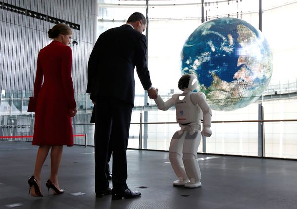 Spain's King Felipe, accompanied by Queen Letizia (L), shakes hands with Honda Motor's humanoid robot Asimo as they visit Miraikan Spain's King Felipe, accompanied by Queen Letizia (L), shakes hands with Honda Motor's humanoid robot Asimo as they visit Miraikan - Sputnik Mundo