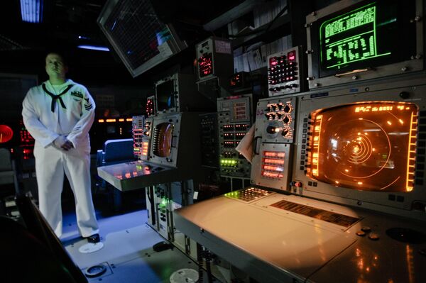 Oficial de la Marina de Estados Unidos en la sala de control del sistema Aegis del buque de guerra durante ejercicios militares en Rumania, 7 de junio de 2011 - Sputnik Mundo