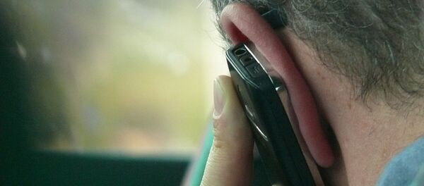 Un hombre hablando por teléfono Un hombre hablando por teléfono - Sputnik Mundo