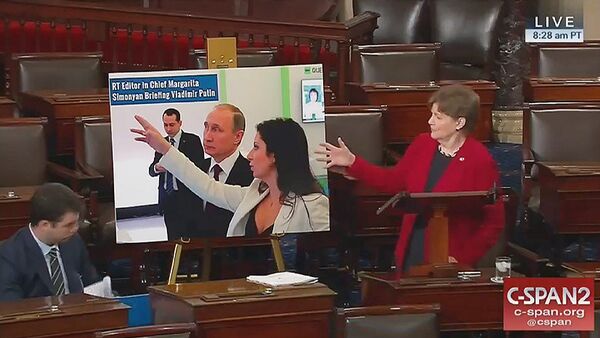 La senadora del estado de Nuevo Hampshire, Jeanne Shaheen, presenta la foto que muestra a la directora de Sputnik y RT, Margarita Simonián, junto al presidente de Rusia, Vladímir Putin. La senadora del estado de Nuevo Hampshire, Jeanne Shaheen, presenta la foto que muestra a la directora de Sputnik y RT, Margarita Simonián, junto al presidente de Rusia, Vladímir Putin. - Sputnik Mundo