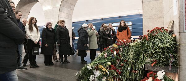 Homenaje a las víctimas del atentado en el metro de San Petersburgo - Sputnik Mundo