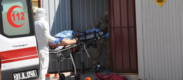 Un hombre sirio de Idlib es llevado por los médicos turcos a un hospital en la ciudad fronteriza de Reyhanli - Sputnik Mundo