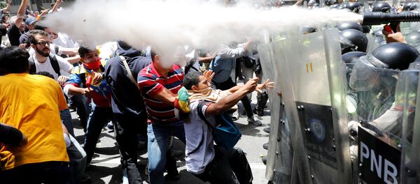 Manifestantes en Caracas, Venezuela - Sputnik Mundo