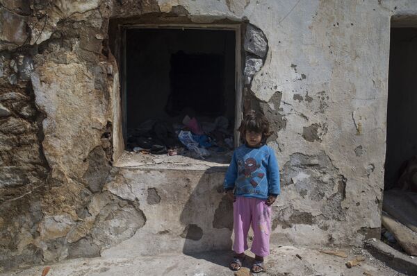 Una niña siria refugiada en la ciudad turca de Esmirna - Sputnik Mundo