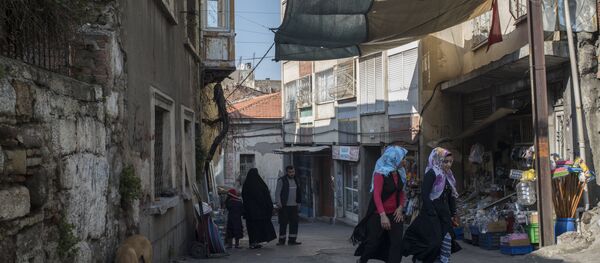 Refugiados sirios en las calles de Esmirna - Sputnik Mundo