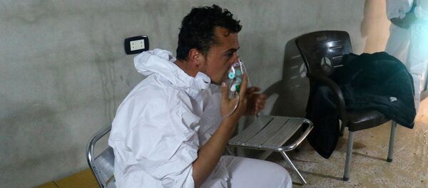 Un hombre sirio respira el oxígeno en Jan Sheijun en la provincia de Idlib, Siria - Sputnik Mundo