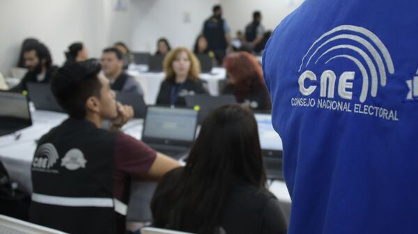 Members of the National Electoral Council take part in the counting of votes in Quito on February 21, 2017.  - Sputnik Mundo