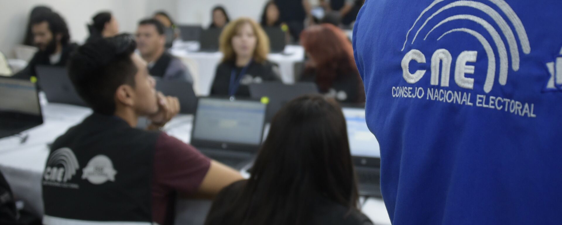 Members of the National Electoral Council take part in the counting of votes in Quito on February 21, 2017. Members of the National Electoral Council take part in the counting of votes in Quito on February 21, 2017. - Sputnik Mundo, 1920, 23.02.2021