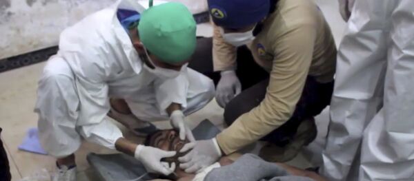 Victim of a suspected chemical attack as he receives treatment at a makeshift hospital, in the town of Khan Sheikhoun, northern Idlib province, Syria - Sputnik Mundo