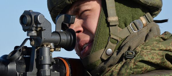 Soldado apunta con lanzagranadas RPG-7 durante los ejercicios militares en el polígono e Bambúrovo, 2 de febrero de 2017 Soldado apunta con lanzagranadas RPG-7 durante los ejercicios militares en el polígono e Bambúrovo, 2 de febrero de 2017 - Sputnik Mundo