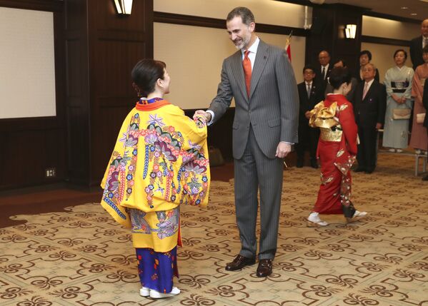 El rey de España Felipe VI saluda a los representantes de organizaciones japonesas que difunden el idioma y la tradición española en ese país. - Sputnik Mundo