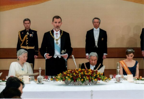 Las familias reales discutieron la próxima celebración del 150º aniversario del establecimiento de las relaciones diplomáticas entre los dos países, así como el 800º aniversario de la universidad de Salamanca, que mantiene una estrecha relación con Japón. En la foto: El rey Felipe VI brinda un discurso durante la cena en el palacio imperial de Tokio. - Sputnik Mundo