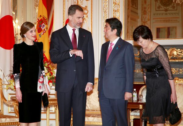 El rey de España Felipe VI anunció durante su vivista que es un momento perfecto para el fortalecimiento de las relaciones entre España y Japón. En la foto: La familia real española es recibida por el primer ministro de Japón, Shinzo Abe, y su esposa Akie Abe. - Sputnik Mundo