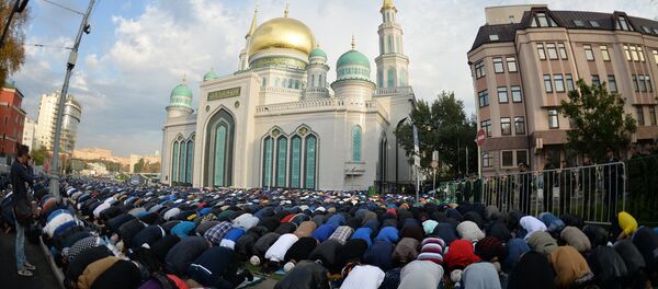 Fieles musulmanes rezan en las cercanías de la Mezquita Catedral de Moscú durante la Celebración del Sacrificio, 24 de septiembre de 2015 - Sputnik Mundo