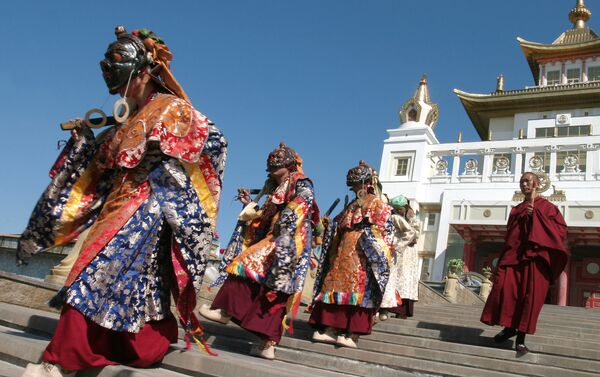 Clérigos budistas durante la danza animada Cham, en el templo de Buda Gautama de Elistá, Rusia, 23 de mayo de 2009 - Sputnik Mundo