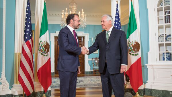 El Secretario de Relaciones Exteriores de México, Luis Videgaray con el Secretario de Estado de Estados Unidos, Rex Tillerson (archivo) El Secretario de Relaciones Exteriores de México, Luis Videgaray con el Secretario de Estado de Estados Unidos, Rex Tillerson (archivo) - Sputnik Mundo