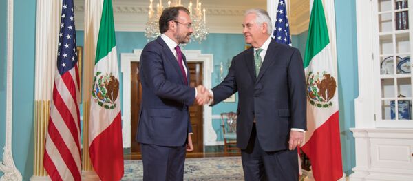 El Secretario de Relaciones Exteriores de México, Luis Videgaray con el Secretario de Estado de Estados Unidos, Rex Tillerson (archivo) - Sputnik Mundo