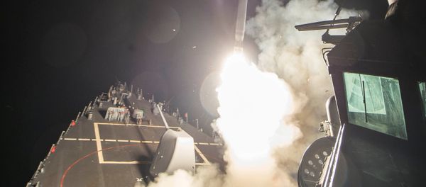 Así fue el ataque de misiles de EEUU contra la base aérea en Siria Así fue el ataque de misiles de EEUU contra la base aérea en Siria - Sputnik Mundo