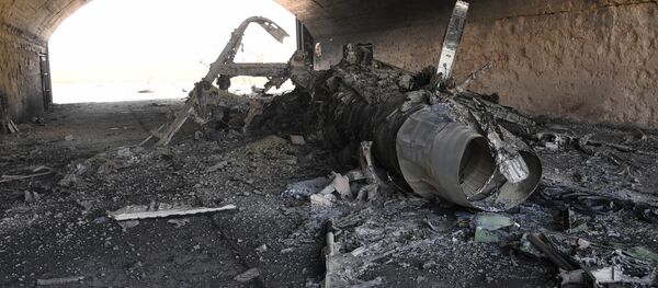 Последствия ракетного удара США по авиабазе в Сирии - Sputnik Mundo